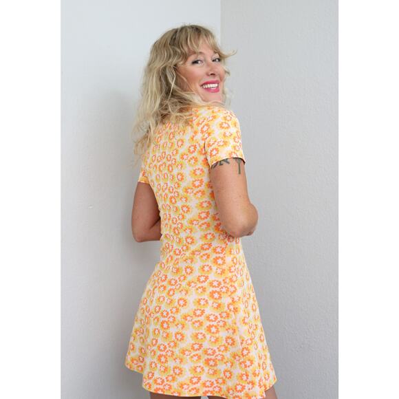 1960's Vintage Marigold Floral Mini Dress ~ Women's XS SM 70's Retro Mod Short - Picture 6 of 10